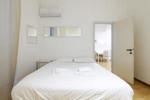 Luminoso appartamento con balcone in Cadorna tesisinde bir odada yatak veya yataklar