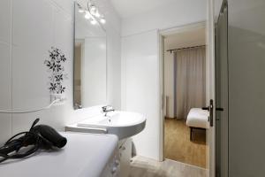 Luminoso appartamento con balcone in Cadorna tesisinde bir banyo