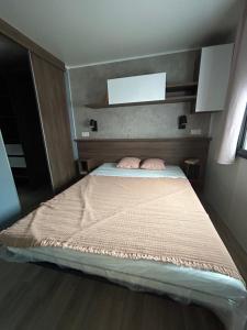 małą sypialnię z łóżkiem w pokoju w obiekcie Mobil home de 44m2 w mieście La Palmyre