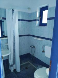W łazience znajduje się prysznic, toaleta i umywalka. w obiekcie Royal Club Hotel - Aqua Poolside Bliss w mieście Kamenitsotaíika