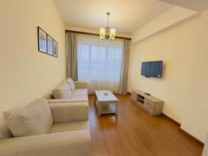 un soggiorno con divano e TV di Apartments by GR Yerevan in the city centre a Yerevan