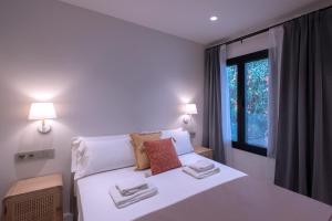 1 dormitorio con 1 cama con sábanas blancas y ventana en VILLAR Suites by Cadiz4Rentals, en Cádiz