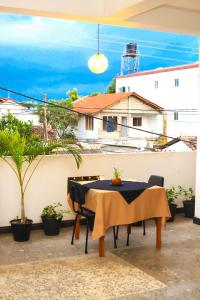 een tafel en stoelen op een patio met uitzicht bij Royal Hub in Negombo