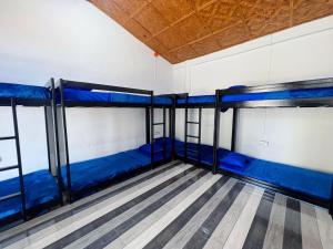 Zimmer mit 3 Etagenbetten in der Unterkunft Voz Resort Beach Front in Daanglungsod