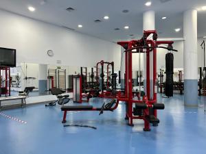 einen Fitnessraum mit vielen Trainingsgeräten in einem Zimmer in der Unterkunft Precioso apartamento con vistas al mar , Estepona in Estepona