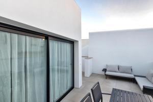 una sala de estar con una gran ventana corredera de cristal en VILLAR Suites by Cadiz4Rentals, en Cádiz