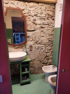 Baño de piedra con lavabo y aseo en Mirò - Escape with Romantic Lake View balcony, en Lezzeno