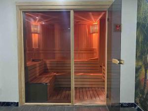 eine leere Sauna in einem Gebäude mit Glastür in der Unterkunft Retro 2 in Alanya