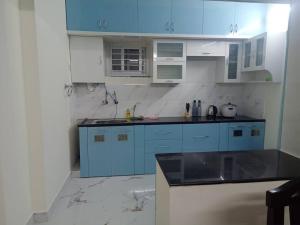 Η κουζίνα ή μικρή κουζίνα στο Servostay KPHB Phase 15 New Stunning 3 BHK - 4th Floor +31 φωτογραφίες