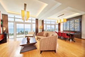 een woonkamer met een bank en een tafel bij Four Points by Sheraton Shenzhou Peninsula Resort in Wanning