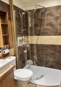 e bagno con doccia, servizi igienici e lavandino. di Ashtree House Hotel, Glasgow Airport & Paisley a Paisley