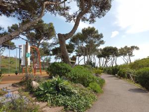 un parco con parco giochi sullo sfondo di ARRUDA LUXURY APARTMENT with AC a Cascais