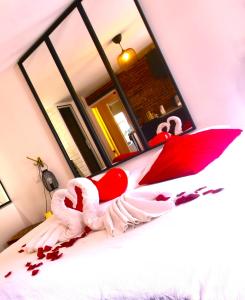 una camera da letto con decorazioni di gallo su un letto di Appartement jacuzzi privatif : Urban Love a Verneuil d'Avre et d'Iton