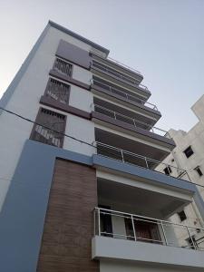 ハイデラバードにあるKPHB Phase 15 New Stunning 3 BHK - 5th Floor with Private Parkingのバルコニー付きの高層ビル