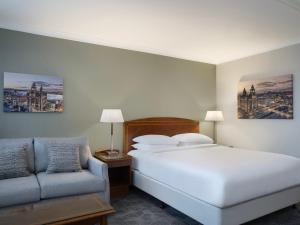 リバプールにあるDelta Hotels by Marriott Liverpool City Centreのベッドとソファのあるホテルの部屋 +37枚の写真