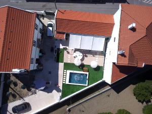 una vista aérea de una casa con patio en Casa de Santo António, 