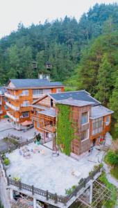 an aerial view of a building with a yard at Zhangjiajie one step to heaven inn (Yangjiajie ticket office) in Zhangjiajie