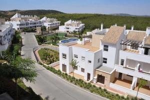 una vista aérea de una ciudad con casas blancas en 2127-Superb 2 bedrooms , lovely terraces and pool, en San Roque