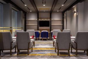 una sala de conferencias con mesa y sillas en Marriott Providence Downtown en Providence