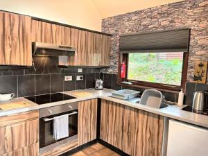 Kuchyň nebo kuchyňský kout v ubytování Primrose 19-Woodland Lodges-Carmarthen-Pembroke