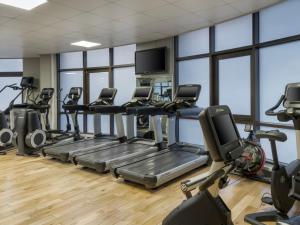 een fitnessruimte met loopbanden en crosstrainers bij Delta Hotels by Marriott Liverpool City Centre in Liverpool
