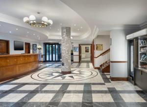 een lobby met een spiraalvormig ontwerp op de vloer bij Delta Hotels by Marriott Liverpool City Centre in Liverpool