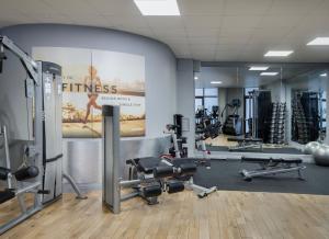 een fitnessruimte met verschillende loopbanden en gewichten bij Delta Hotels by Marriott Liverpool City Centre in Liverpool