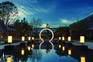 une piscine avec bougies et un cercle dans l'eau dans l'établissement JW Marriott Hotel Qufu, à Qufu