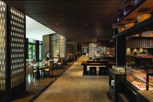 un ristorante con tavoli e sedie in un edificio di JW Marriott Hotel Qufu a Qufu