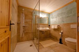 ein Bad mit einer Dusche, einem WC und einem Waschbecken in der Unterkunft Fleckhof in Neustift im Stubaital