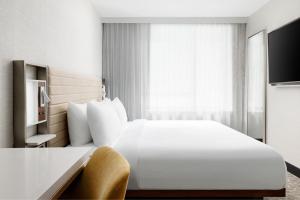 Postel nebo postele na pokoji v ubytování SpringHill Suites by Marriott New York Manhattan/Times Square South + 23 fotografií