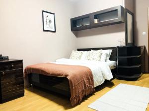 Tempat tidur dalam kamar di Amazing 2 bedrooms Modern Apartment in Stara Zagora