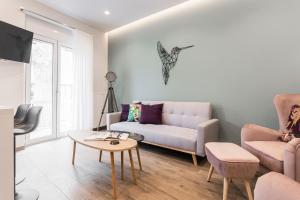 Кът за сядане в "Sunbow Jungle" - New Boutique Apt Downtown Athens