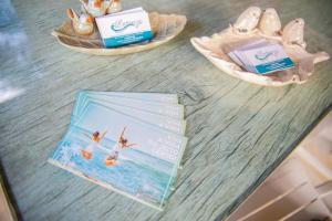 Lorenza by Paramar في أوباتوبا: طاولة مع كتاب وسلاتين مع ملابس سباحة