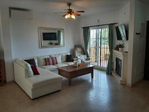 un soggiorno con divano e tavolino da caffè di 3 bedroom home with amazing views & outdoor spaces a Manilva