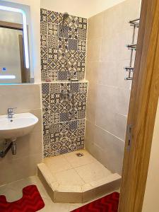 a bathroom with a sink and a shower at Résidence Miftah essahil anza agadir in Agadir