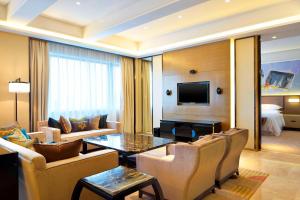 桂林Four Points By Sheraton Guilin Lingui的带沙发和桌子的客厅