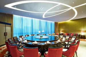 a meeting room with a large table and chairs at Four Points By Sheraton Guilin Lingui in Guilin