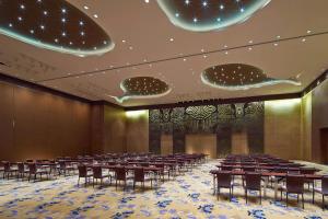 桂林Four Points By Sheraton Guilin Lingui的大房间设有一排桌椅 更多22张照片