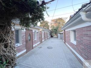 キシナウにあるRentHouse Apartments Sleep&Go #4の煉瓦造りの建物の間の空路