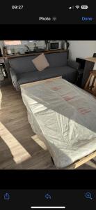 梅布爾索普的住宿－F17 Rickardos Holiday Lets，一张位于房间地板上的床铺