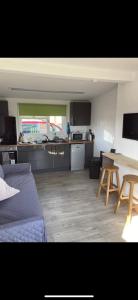 een keuken met een bed en een tafel in een kamer bij F17 Rickardos Holiday Lets in Mablethorpe