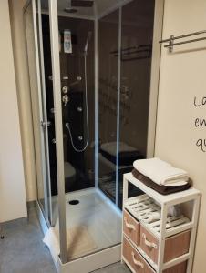 um chuveiro com uma caixa de vidro na casa de banho em B&B Oase em Braunlauf