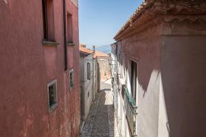 an alleyway between two buildings in an old town at La Casa del Re - Apartments Buccino in Buccino