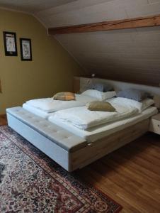 uma cama grande num quarto com em B&B Oase em Braunlauf