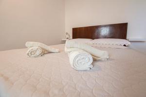 ein Bett mit zwei weißen Kissen darüber in der Unterkunft La Casetta - Apartments Buccino in Buccino