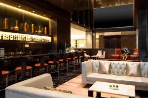 a lobby with a bar with couches and a bar sidx sidx sidx at Four Points by Sheraton Hefei Shushan in Hefei