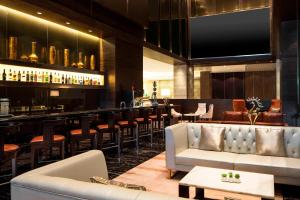 eine Lobby mit einer Bar mit Sofas und einer Bar sidx sidx sidx. in der Unterkunft Four Points by Sheraton Hefei Shushan in Hefei