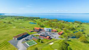 z góry widok na ośrodek z dużym parkingiem w obiekcie Ombergs Golf Resort w mieście Ödeshög