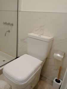 uma casa de banho branca com um WC e um chuveiro em Bóreas Ecoluxury Glamping em El Calafate